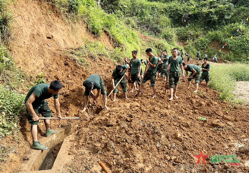 Cán bộ, chiến sĩ Trung đoàn 246 giúp nhân dân khơi thông kênh thủy lợi tại xã Thuần Mang, huyện Ngân Sơn, tỉnh Bắc Kạn.