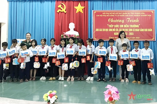 Trao quà hỗ trợ 70 học sinh có hoàn cảnh khó khăn ở Khánh Hòa
