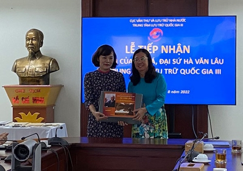Trung tâm Lưu trữ quốc gia III tiếp nhận tài liệu của Đại tá, nhà ngoại giao Hà Văn Lâu