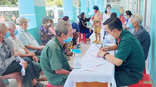Trung đoàn Gia Định (Bộ tư lệnh TP Hồ Chí Minh) khám bệnh, cấp thuốc miễn phí cho hơn 300 người dân nghèo