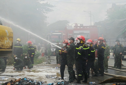 Tuyên Quang: Hơn 100 cán bộ, chiến sĩ quân đội, công an tham gia chữa cháy
