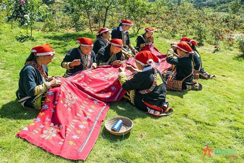Phát triển làng nghề truyền thống, tạo sinh kế cho đồng bào