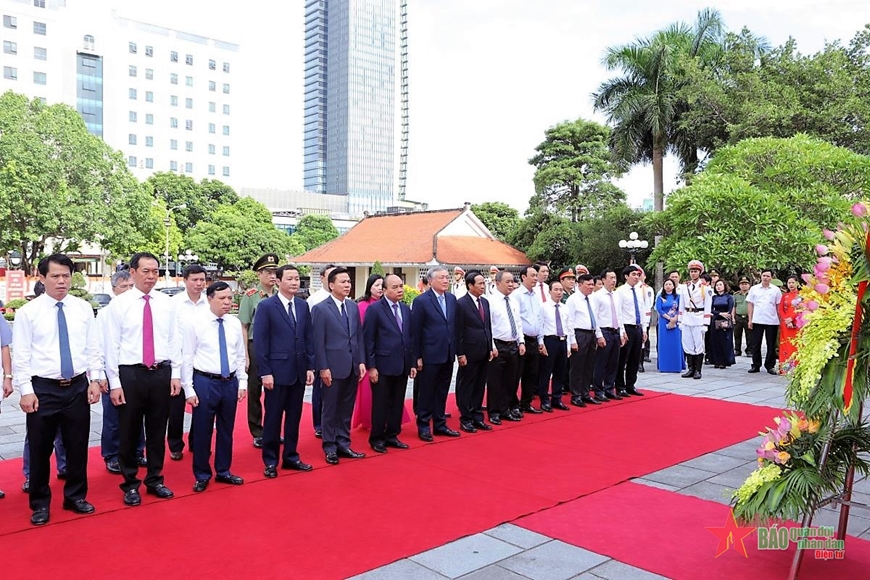 Chủ tịch nước Nguyễn Xuân Phúc dâng hương tưởng niệm Chủ tịch Hồ Chí Minh và thăm các gia đình chính sách tại Thanh Hóa