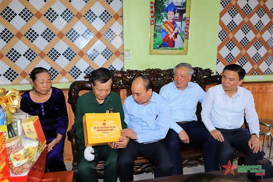 Chủ tịch nước Nguyễn Xuân Phúc dâng hương tưởng niệm Chủ tịch Hồ Chí Minh và thăm các gia đình chính sách tại Thanh Hóa