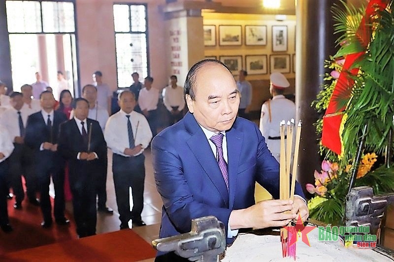 Chủ tịch nước Nguyễn Xuân Phúc dâng hương tưởng niệm Chủ tịch Hồ Chí Minh và thăm các gia đình chính sách tại Thanh Hóa