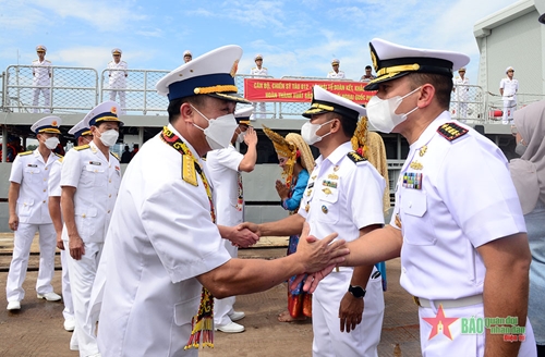Tàu 012-Lý Thái Tổ cập cảng Batu Ampar, bắt đầu thăm và giao lưu với Hải quân Indonesia
