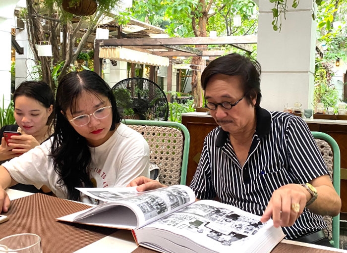 Tiến sĩ Phạm Thế Hùng (bên phải) giới thiệu về “Tuyển tập Thế Hùng 2”.