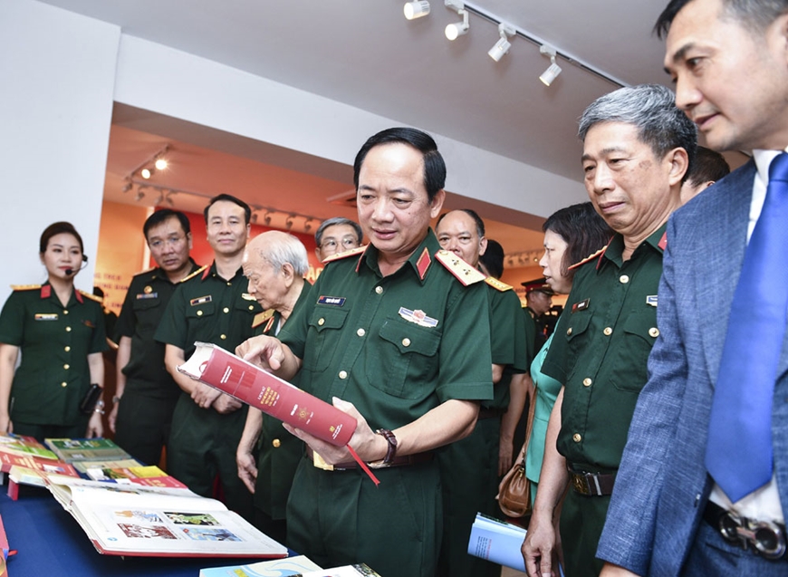 Trưng bày hơn 200 hình ảnh, tài liệu tại triển lãm “Sắt son nghĩa tình Việt Nam - Lào”