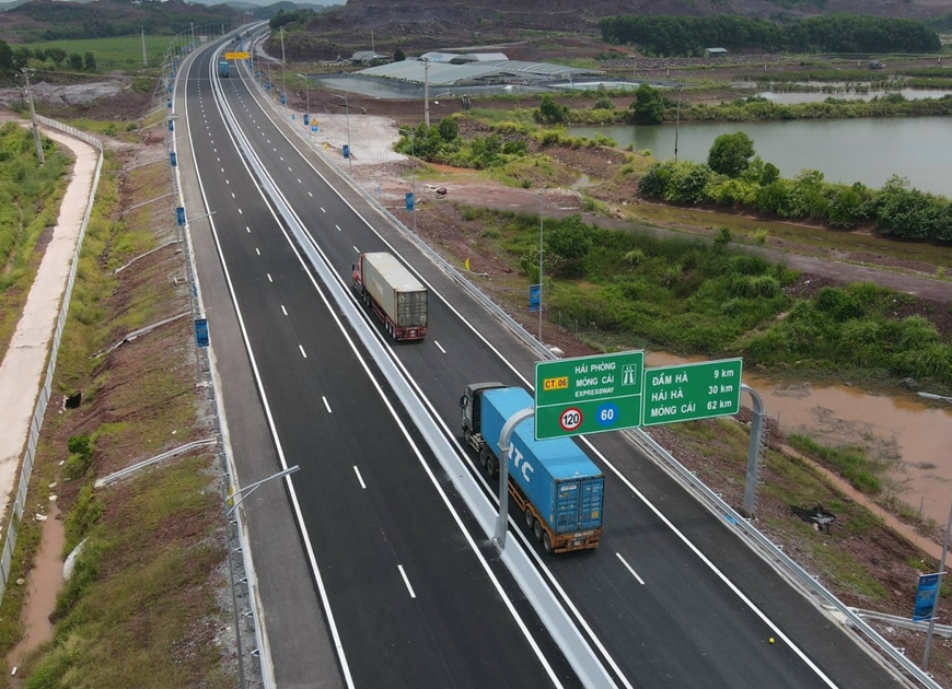 Thủ tướng Chính phủ Phạm Minh Chính cắt băng khánh thành cao tốc Vân Đồn-Móng Cái