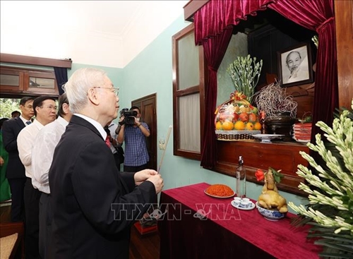 Tổng Bí thư Nguyễn Phú Trọng dâng hương tưởng niệm Chủ tịch Hồ Chí Minh