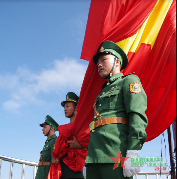 Nghi lễ chào cờ: Nghi lễ chào cờ luôn được coi là một nét văn hóa đặc trưng của con người Việt. Vào năm 2024, hình ảnh những học sinh, sinh viên lên đồng với nhau chào cờ rất dễ thương sẽ khiến bạn cảm thấy nồng nhiệt và đầy tình người. Hãy thử cảm nhận bản sắc văn hóa Việt Nam thông qua nghi lễ chào cờ này nhé!