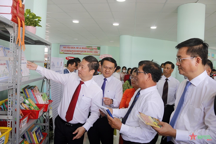 Thành phố Hồ Chí Minh trao sách tặng các trường tiểu học ngoại thành