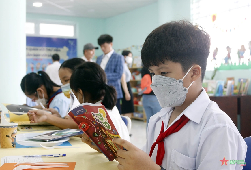Thành phố Hồ Chí Minh trao sách tặng các trường tiểu học ngoại thành
