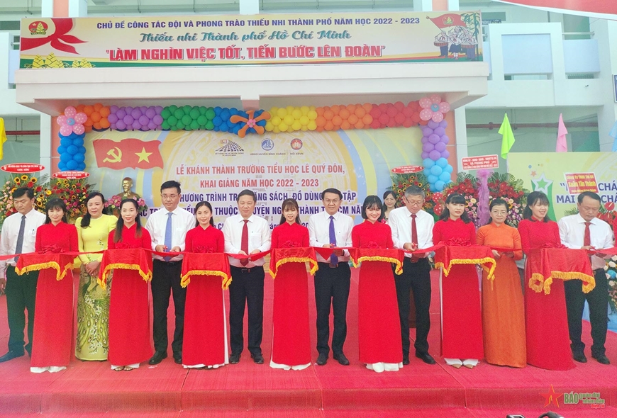 Thành phố Hồ Chí Minh trao sách tặng các trường tiểu học ngoại thành