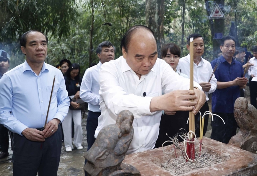 Chủ tịch nước Nguyễn Xuân Phúc dâng hương tại Khu di tích Quốc gia đặc biệt Tân Trào