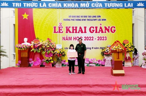 Bộ đội Biên phòng tỉnh Lạng Sơn trao quà Chương trình “Nâng bước em tới trường”​