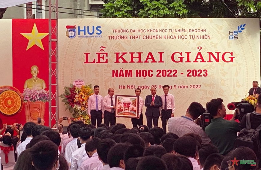 Chủ tịch nước Nguyễn Xuân Phúc dự Lễ khai giảng tại Trường Trung học Phổ thông Chuyên Khoa học Tự nhiên, Đại học Quốc gia Hà Nội