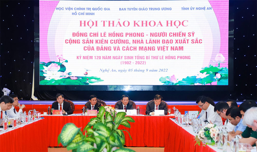 Phân tích, đánh giá những cống hiến nổi bật của đồng chí Lê Hồng Phong