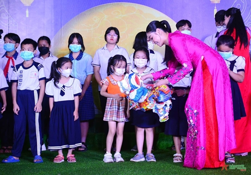 TP Hồ Chí Minh tổ chức chương trình “Trung thu hạnh phúc” chăm lo hơn 400 trẻ em khó khăn, mồ côi
