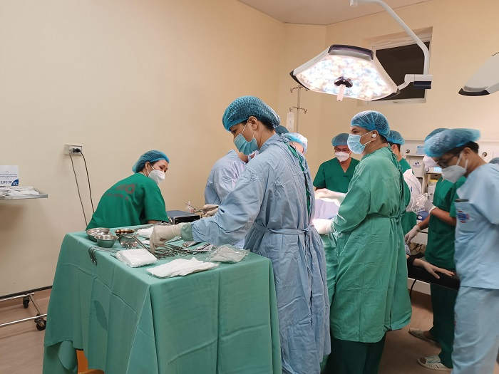 Vừa mổ “bắt” con, vừa phẫu thuật điều trị ung thư 