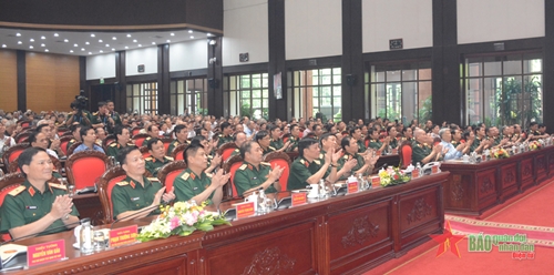 Thượng tướng Nguyễn Tân Cương chủ trì gặp mặt đại diện các thế hệ cán bộ nhân kỷ niệm 77 năm Ngày truyền thống Bộ Tổng Tham mưu