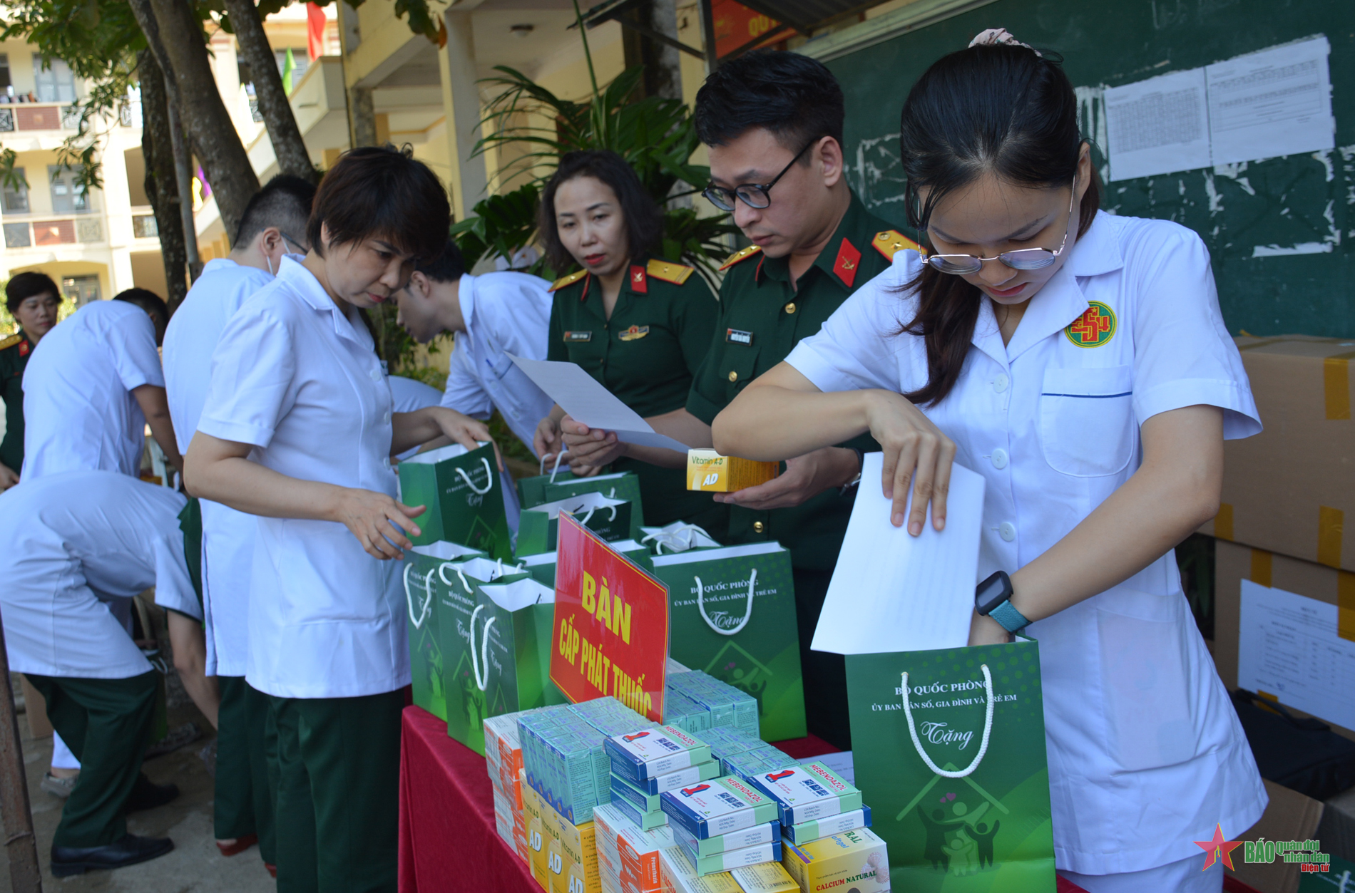 Khám bệnh, cấp thuốc cho gần 400 em học sinh trên địa bàn xã Pa Ủ