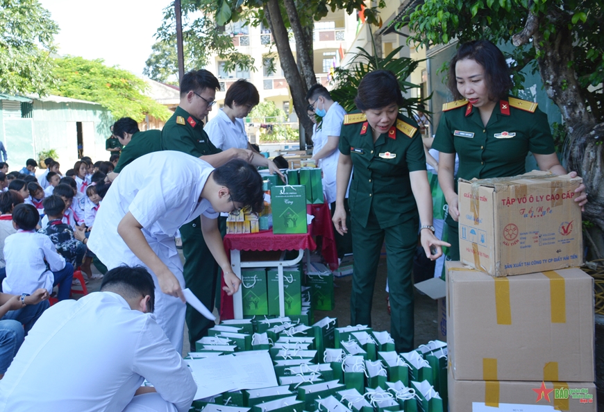 Khám bệnh, cấp thuốc cho gần 400 em học sinh trên địa bàn xã Pa Ủ