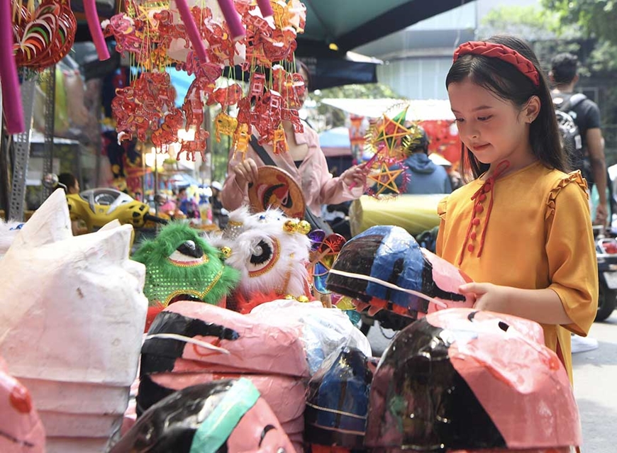 Phố Hàng Mã nhộn nhịp sắc màu Trung thu