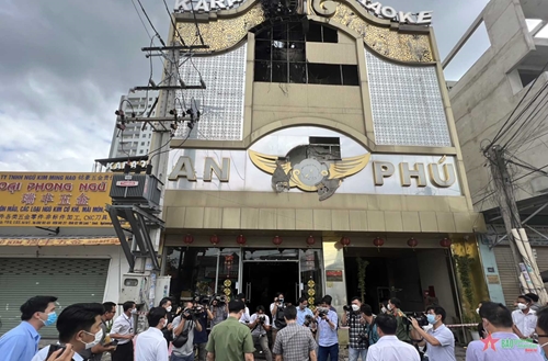 Phó thủ tướng Vũ Đức Đam kiểm tra hiện trường vụ cháy nghiêm trọng tại quán karaoke An Phú