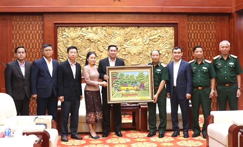 Bộ trưởng, Chủ nhiệm Văn phòng Phủ thủ tướng Lào thăm Bộ tư lệnh Quân khu 4