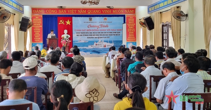 Vùng Cảnh sát biển 2: Trao quà gần 100 triệu đồng tặng ngư dân