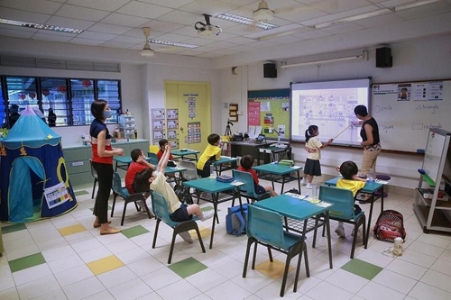 Bộ Giáo dục Singapore tăng lương để giữ chân nhân tài