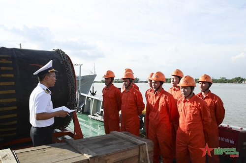 Tàu 703 Hải quân tham gia ứng phó sự cố tràn dầu tại khu vực biển Thái Bình

