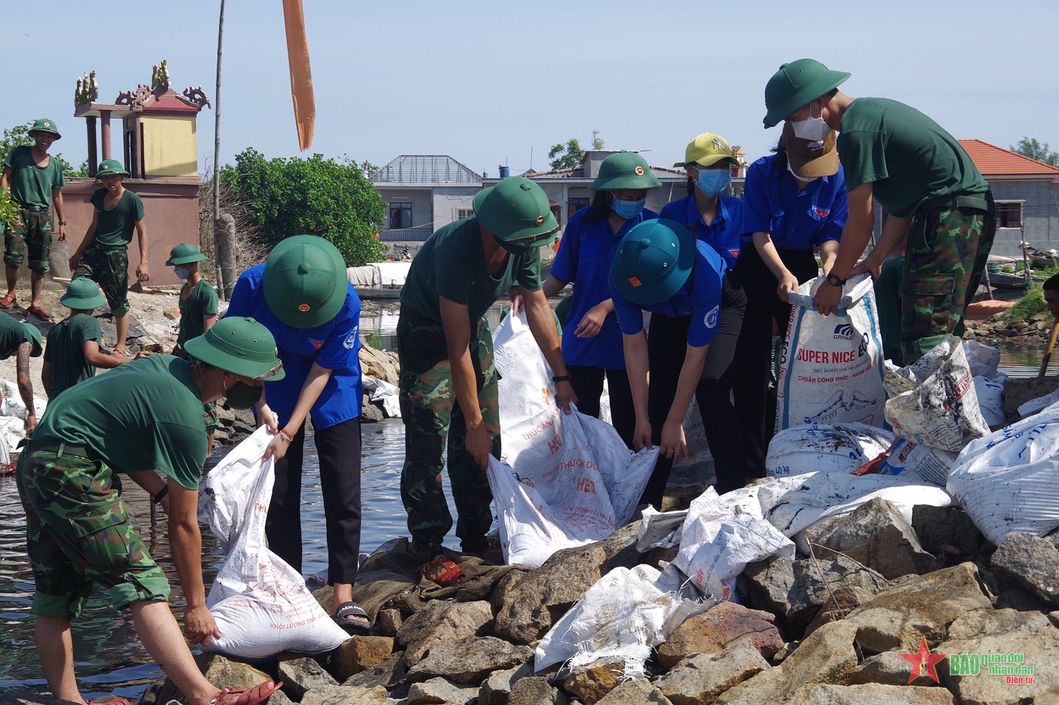 Về với dân, giúp đồng bào