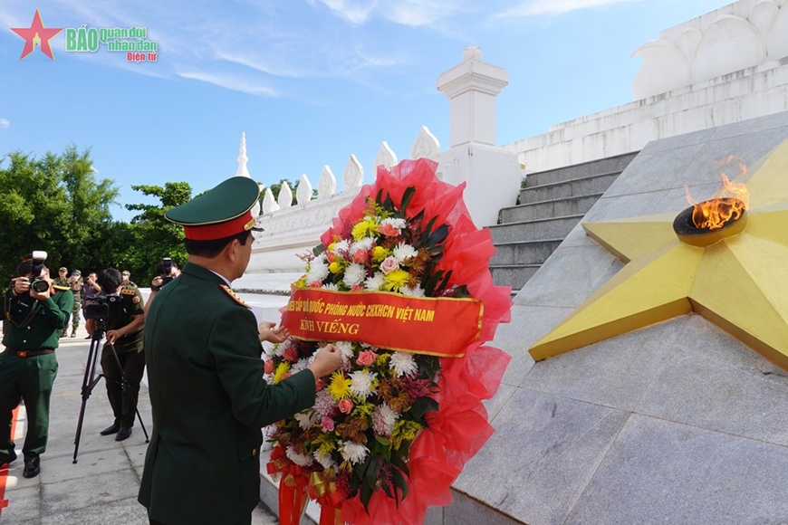 Lãnh đạo Đảng, Nhà nước Lào tiếp Bộ trưởng Bộ Quốc phòng Việt Nam Phan Văn Giang