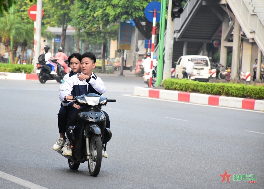 Đầu Trần Lướt Xe: Cảm giác gió mát thổi mát trên khuôn mặt, tóc tung bay theo gió, những khoảnh khắc \