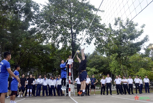 Thủy thủ tàu hải quân Hàn Quốc giao lưu thể thao với Lữ đoàn 125 Hải quân 