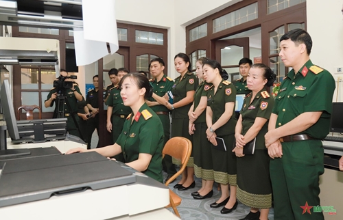 Đoàn cán bộ thư viện Quân đội nhân dân Lào thăm Học viện Hậu cần