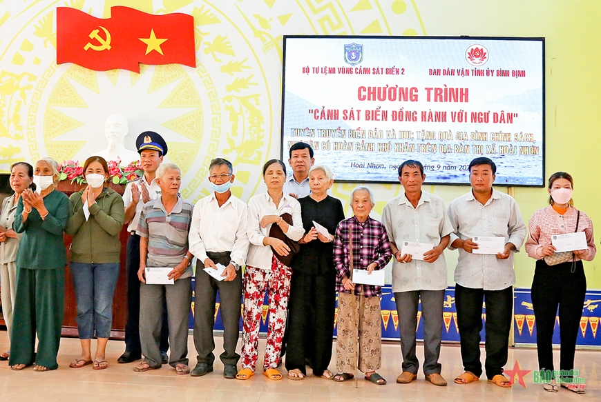 Vùng Cảnh sát biển 2 tặng 100 suất quà cho ngư dân tỉnh Bình Định