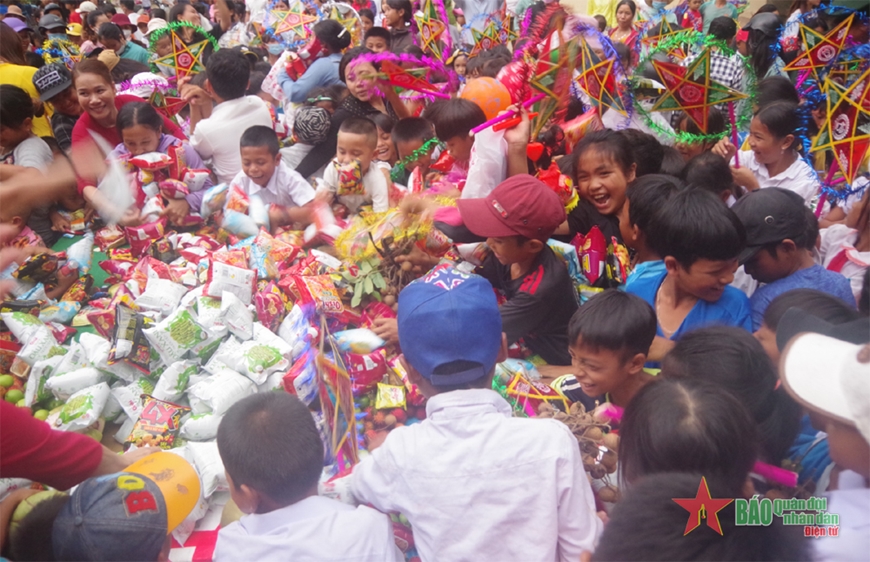 Niềm vui của các em nhỏ trong đêm hội Trung thu.
