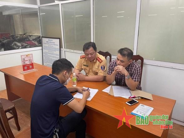 Hà Nội: Xử phạt 5 triệu đồng tài xế dán băng dính, sửa biển số xe

