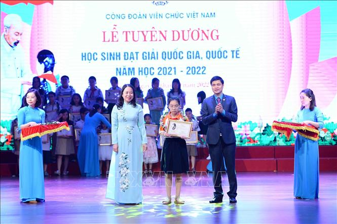Tuyên dương hơn 500 học sinh đoạt giải trong các kỳ thi cấp quốc gia, quốc tế