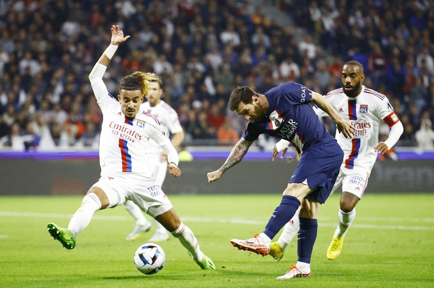 Vòng 8 Ligue 1: Thắng nhọc Lyon, PSG củng cố ngôi đầu