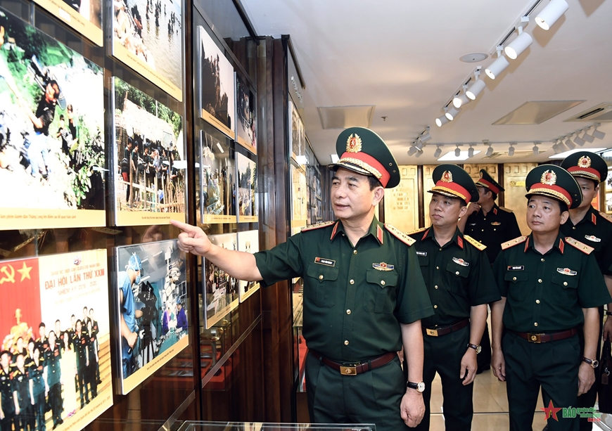 Đại tướng Phan Văn Giang là một trong những nhân vật xuất sắc của Quân đội Nhân dân Việt Nam. Bức ảnh của ông sẽ khiến bạn ngưỡng mộ tài năng, đạo đức và sự quyết tâm của một người lính đích thực.