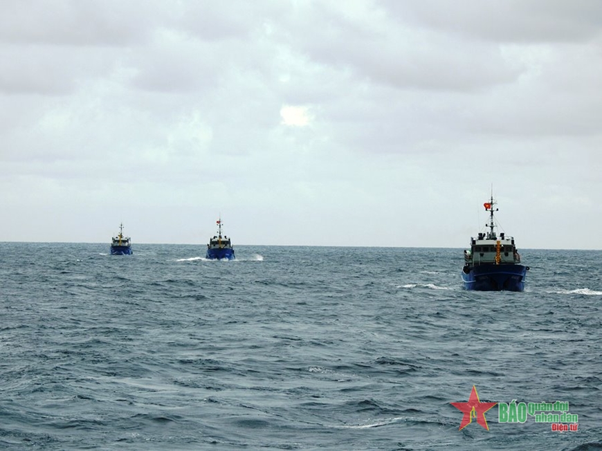 Những chiến sĩ sao vuông luyện tập trên vùng biển Tây Nam Những chiến sĩ sao vuông luyện tập trên vùng biển Tây Nam