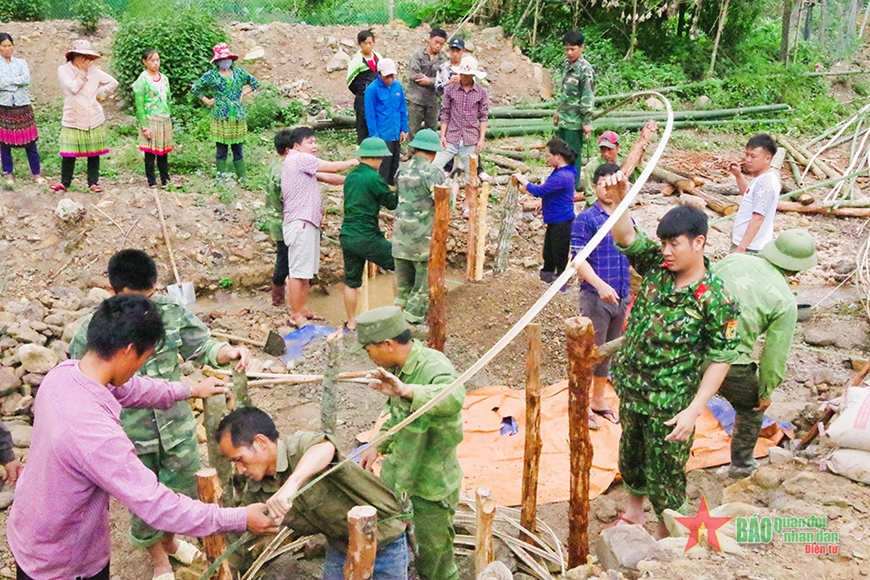 Cán bộ, nhân viên Đoàn Kinh tế-Quốc phòng 326 giúp nhân dân bản Pá Khoang, xã Mường Lèo (Sốp Cộp, Sơn La) làm cầu dân sinh.