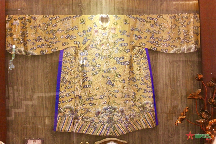Nghệ nhân bảo tồn nghề thêu long bào ở Đông Cứu