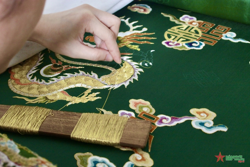 Nghệ nhân bảo tồn nghề thêu long bào ở Đông Cứu