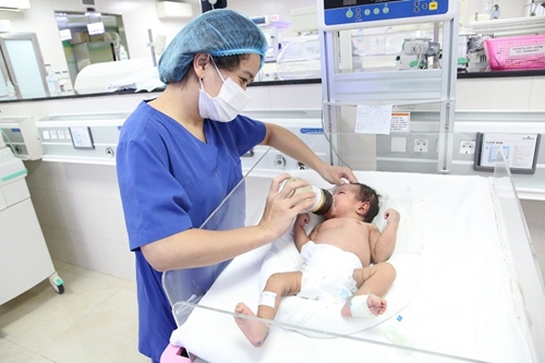 Cứu sống trẻ sơ sinh bị suy hô hấp nặng do sa dây rau