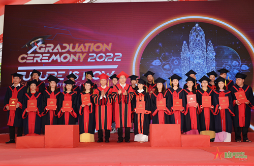 Hơn 300 tân dược sĩ, cử nhân tốt nghiệp từ Trường Đại học Công nghệ Miền Đông